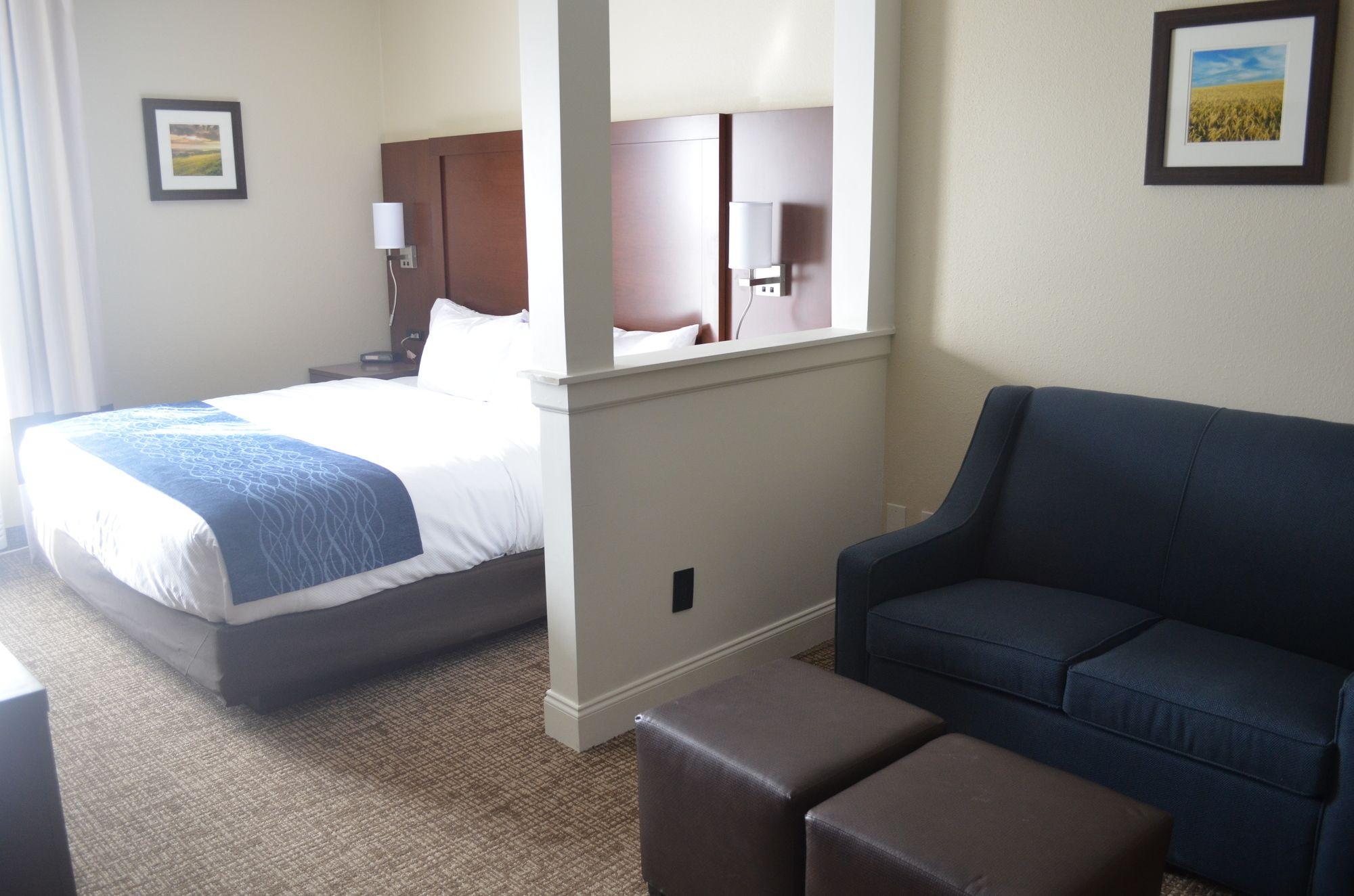 Comfort Inn & Suites Junction City - Near Fort Riley Exterior foto